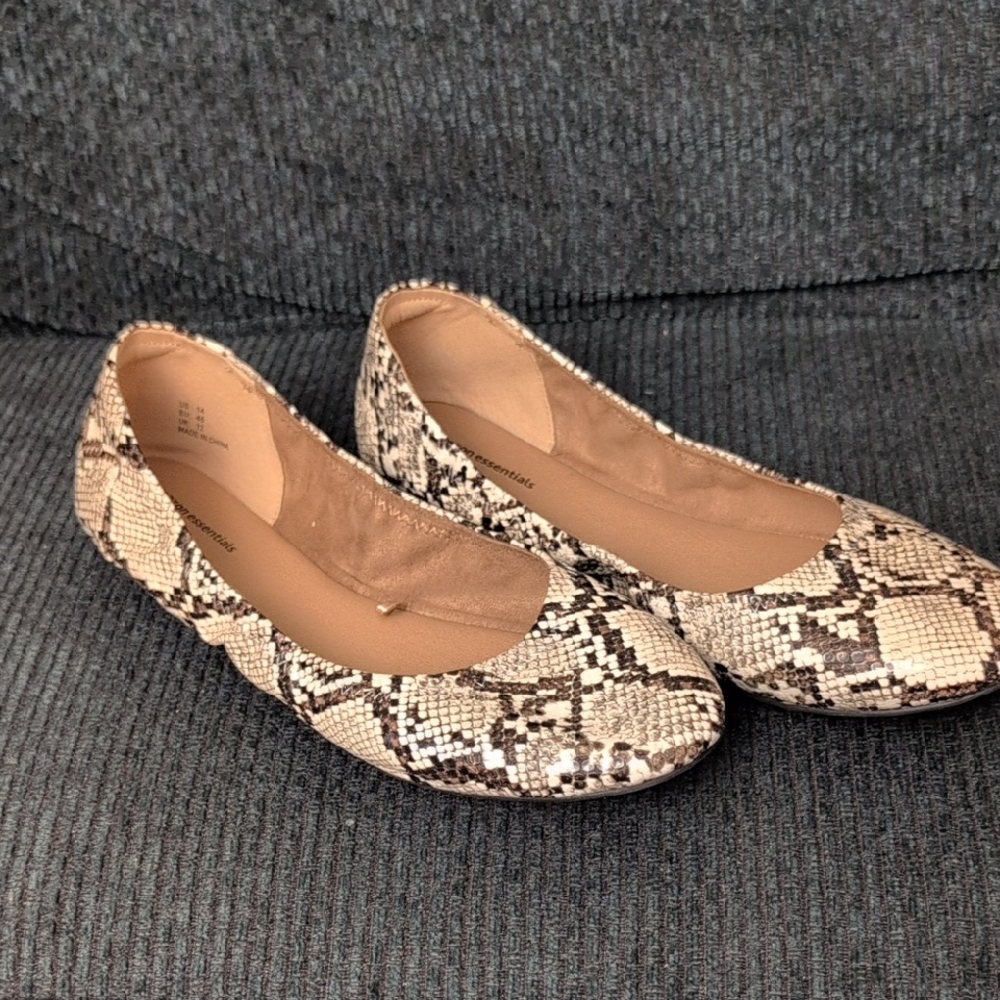 Amazon Essentials Snakeskin Flats Size 14